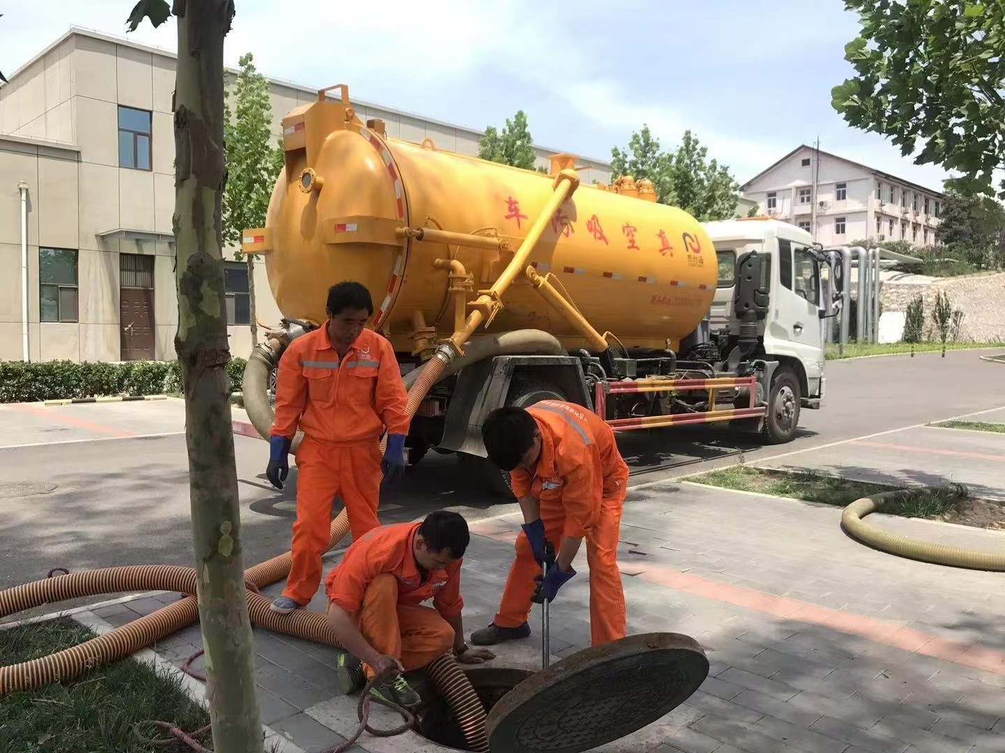 常平镇管道疏通车停在窨井附近